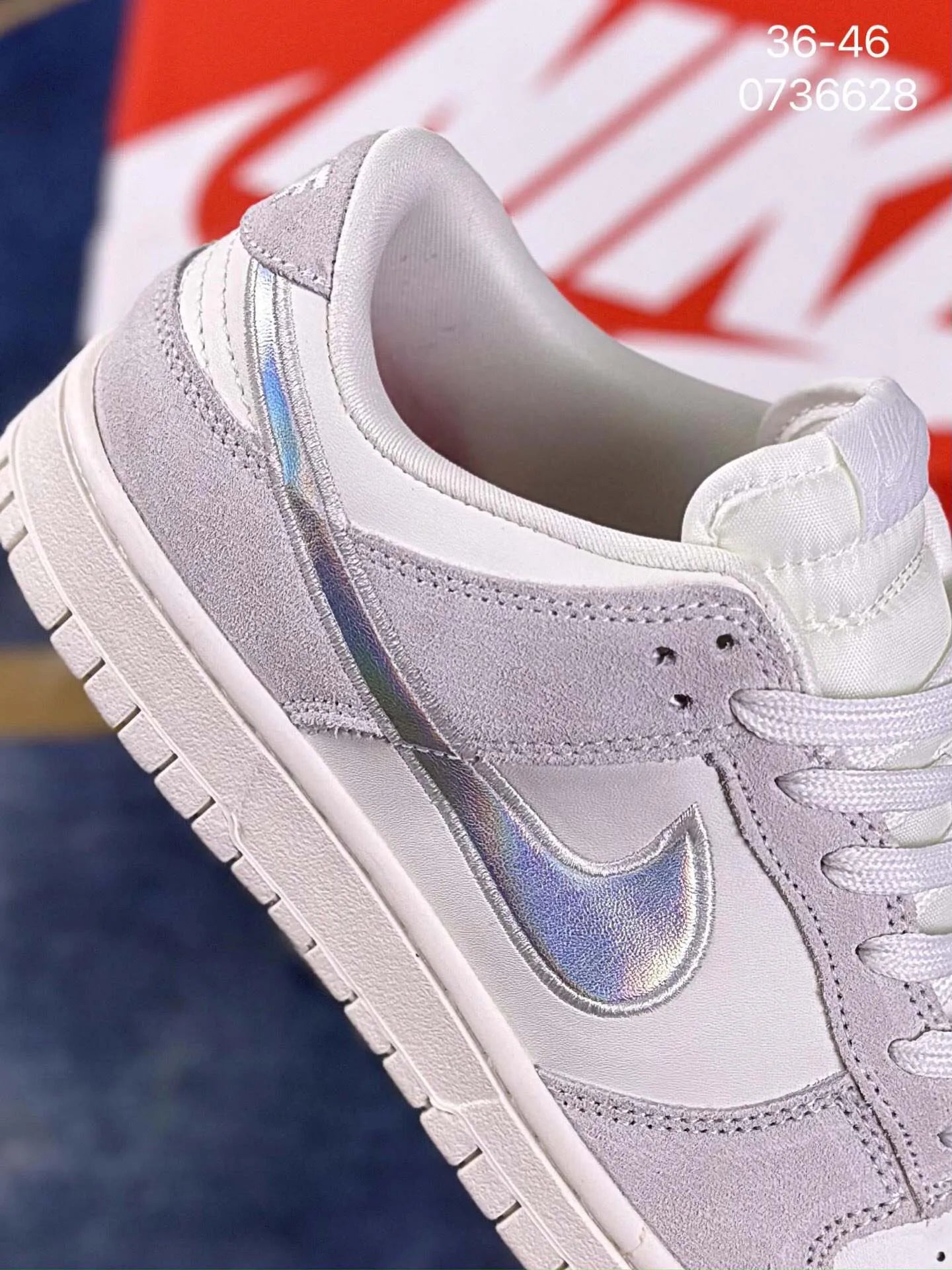 Edição ESPECIAL Dunk Low "Iridescent Swoosh"