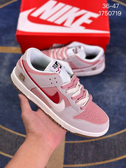 Edição ESPECIAL SB Dunk Low "85 Double Swoosh Rabbit"