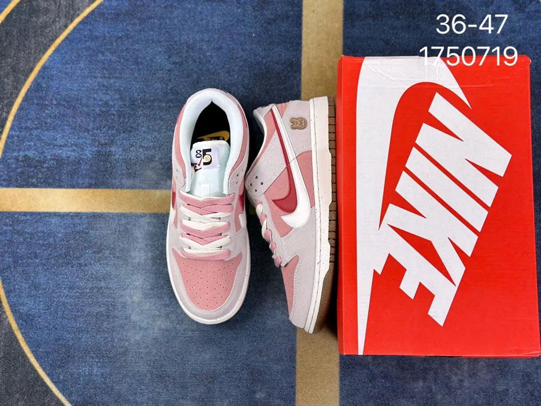 Edição ESPECIAL SB Dunk Low "85 Double Swoosh Rabbit"